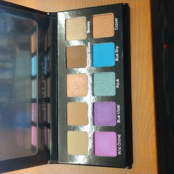 Violet Voss Essentials 2 eyeshadow palette - Picture 4 of 5
